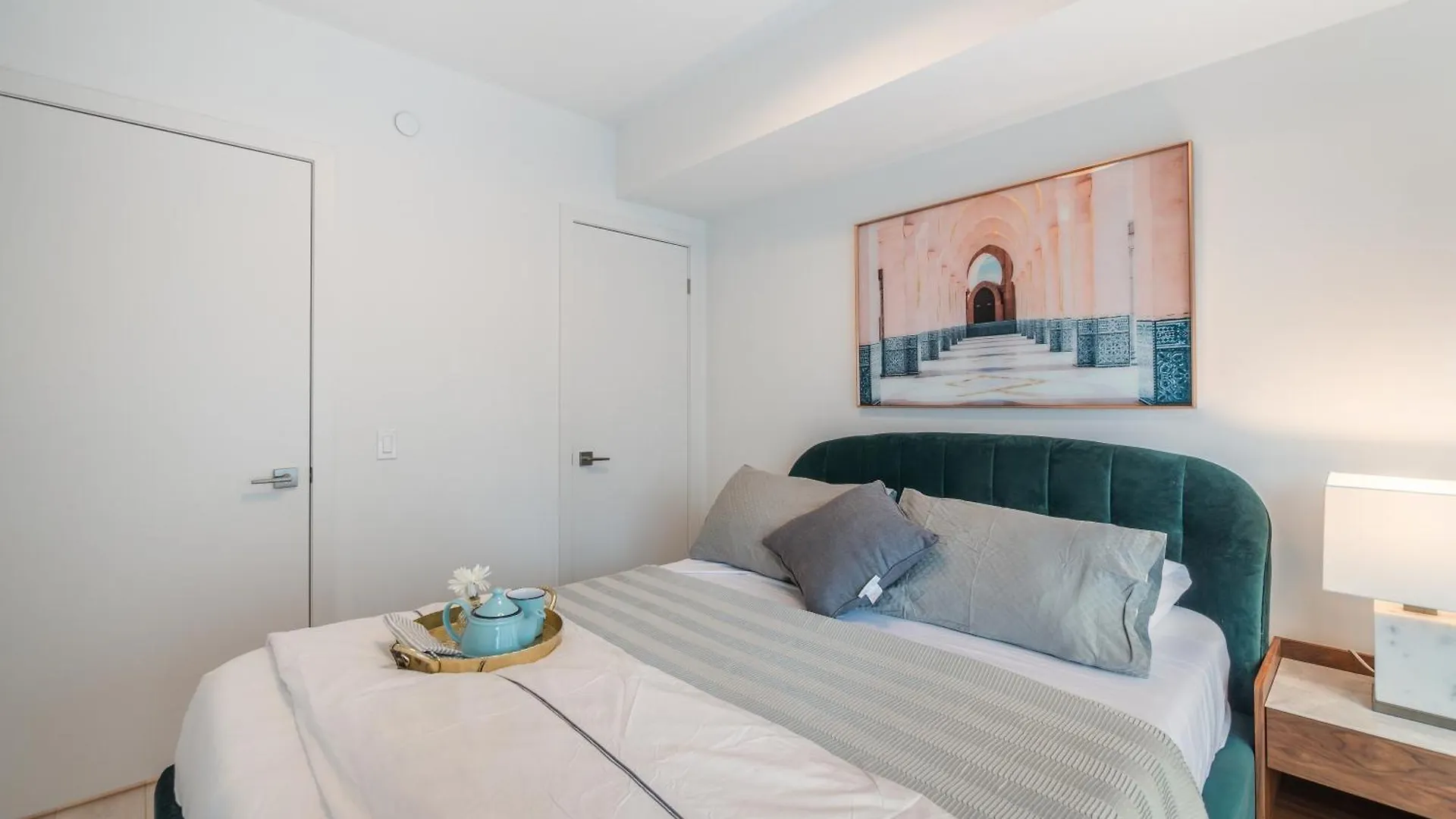 טורונטו Designer One Bedroom Suite - Yorkville דירה