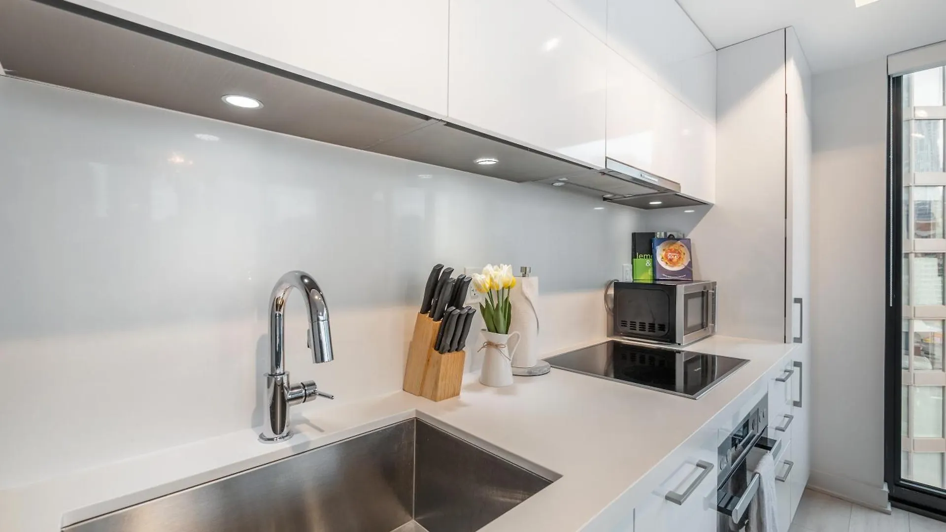 טורונטו Designer One Bedroom Suite - Yorkville קנדה